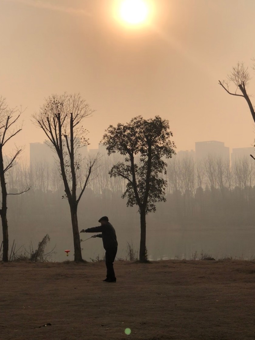 20190121_WuhanManPlayingWithBallOnString